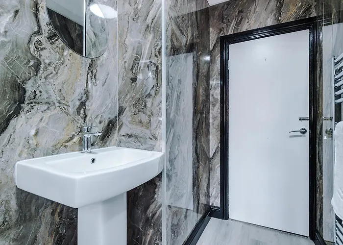 Spacious 5 Bedroom House Near Centre Sleeps 12 Suits Contractors With Free Parking بيت للعطل