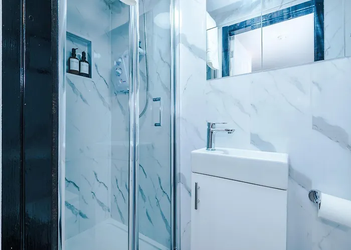 Spacious 5 Bedroom House Near Centre Sleeps 12 Suits Contractors With Free Parking