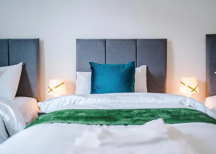 Spacious 5 Bedroom House Near Centre Sleeps 12 Suits Contractors With Free Parking *