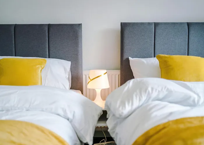 Spacious 5 Bedroom House Near Centre Sleeps 12 Suits Contractors With Free Parking Σπίτι διακοπών