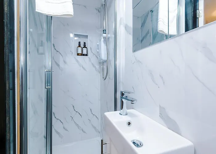 Spacious 5 Bedroom House Near Centre Sleeps 12 Suits Contractors With Free Parking