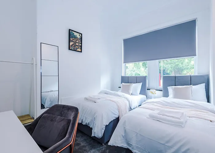 Spacious 5 Bedroom House Near Centre Sleeps 12 Suits Contractors With Free Parking ليدز