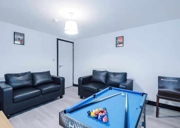 Spacious 5 Bedroom House Near Centre Sleeps 12 Suits Contractors With Free Parking * ليدز