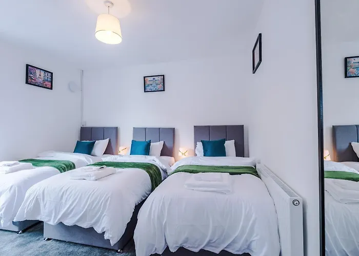 Spacious 5 Bedroom House Near Centre Sleeps 12 Suits Contractors With Free Parking