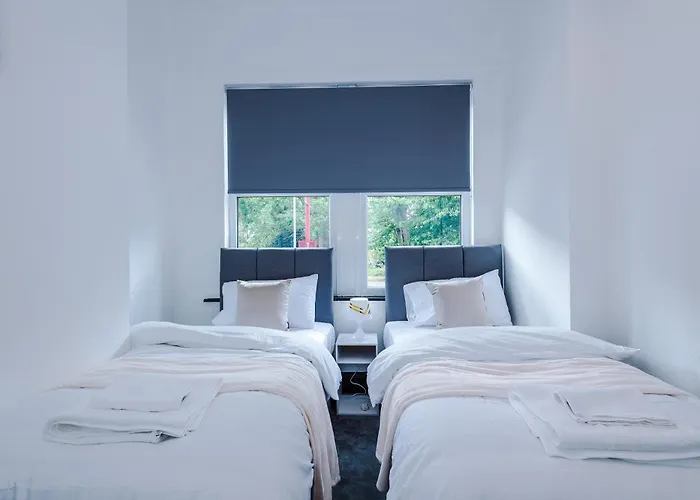 Spacious 5 Bedroom House Near Centre Sleeps 12 Suits Contractors With Free Parking Σπίτι διακοπών