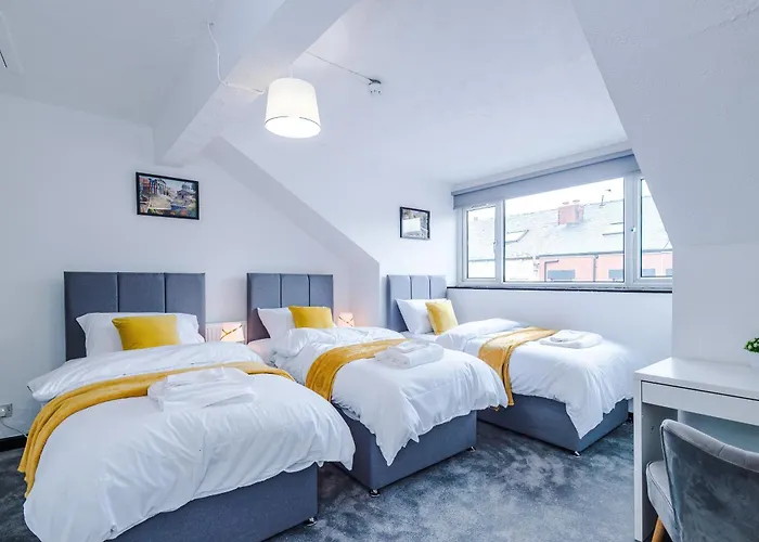 Spacious 5 Bedroom House Near Centre Sleeps 12 Suits Contractors With Free Parking * Λιντς