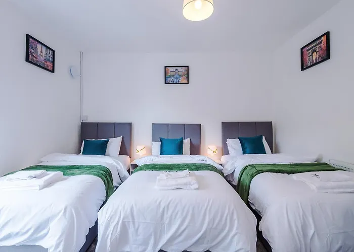 Spacious 5 Bedroom House Near Centre Sleeps 12 Suits Contractors With Free Parking Λιντς