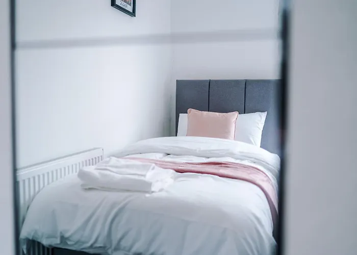 Spacious 5 Bedroom House Near Centre Sleeps 12 Suits Contractors With Free Parking ليدز