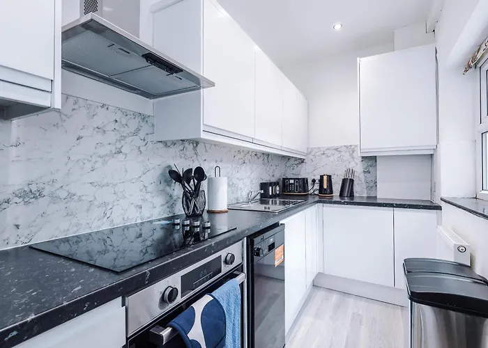 Spacious 5 Bedroom House Near Centre Sleeps 12 Suits Contractors With Free Parking