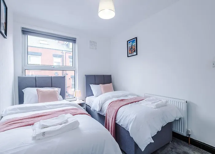 Spacious 5 Bedroom House Near Centre Sleeps 12 Suits Contractors With Free Parking ليدز