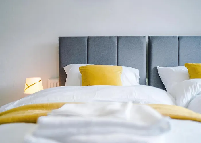 Spacious 5 Bedroom House Near Centre Sleeps 12 Suits Contractors With Free Parking Λιντς