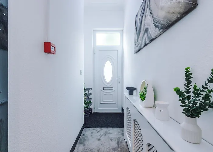 Spacious 5 Bedroom House Near Centre Sleeps 12 Suits Contractors With Free Parking بيت للعطل ليدز