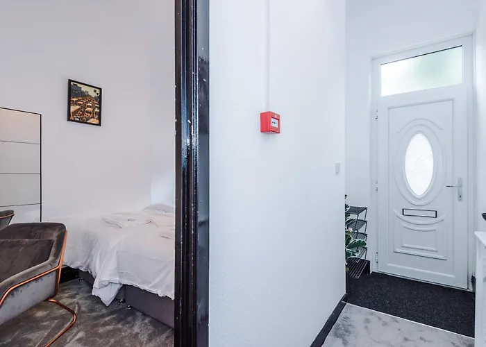 Spacious 5 Bedroom House Near Centre Sleeps 12 Suits Contractors With Free Parking