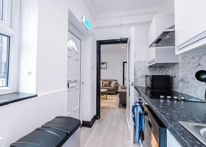 بيت للعطل Spacious 5 Bedroom House Near Centre Sleeps 12 Suits Contractors With Free Parking *