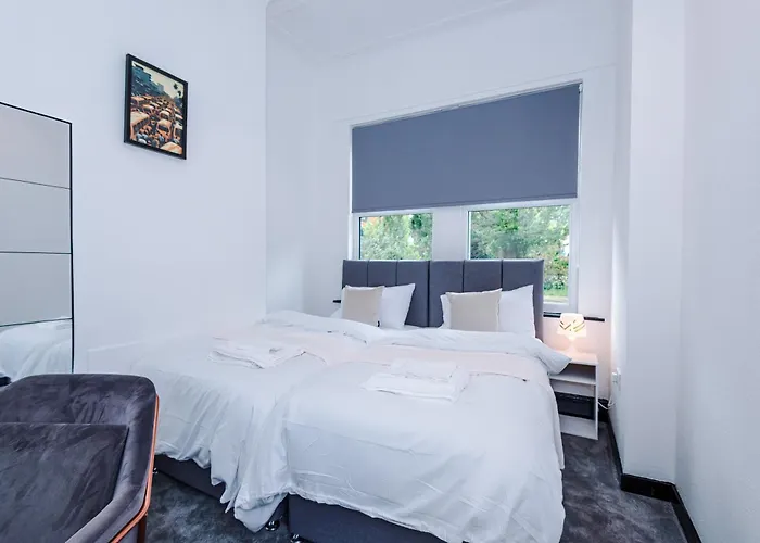 Σπίτι διακοπών Spacious 5 Bedroom House Near Centre Sleeps 12 Suits Contractors With Free Parking Λιντς