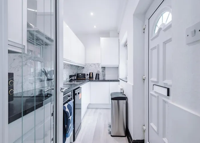 Spacious 5 Bedroom House Near Centre Sleeps 12 Suits Contractors With Free Parking