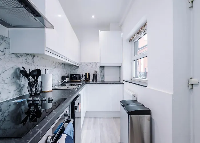 Spacious 5 Bedroom House Near Centre Sleeps 12 Suits Contractors With Free Parking بيت للعطل *