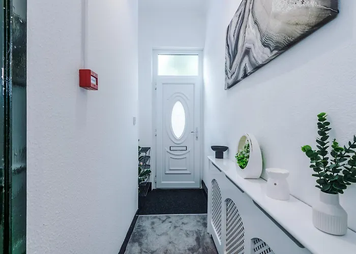 Spacious 5 Bedroom House Near Centre Sleeps 12 Suits Contractors With Free Parking Σπίτι διακοπών *