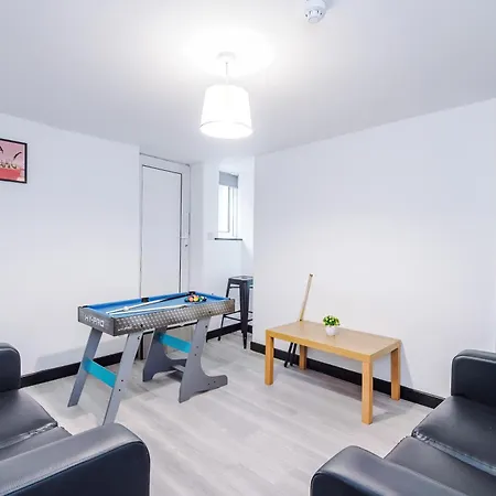 Spacious 5 Bedroom House Near Centre Sleeps 12 Suits Contractors With Free Parking Будинок відпочинку Лідс