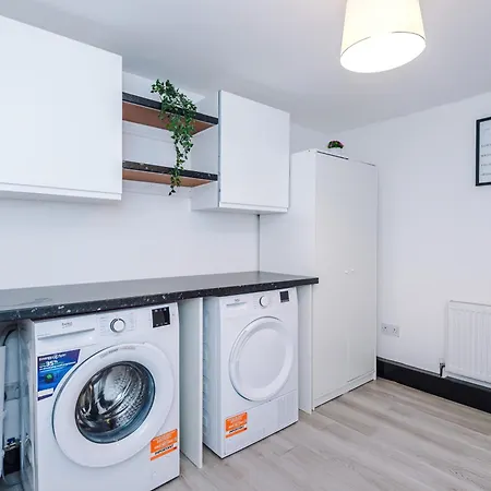 Spacious 5 Bedroom House Near Centre Sleeps 12 Suits Contractors With Free Parking *