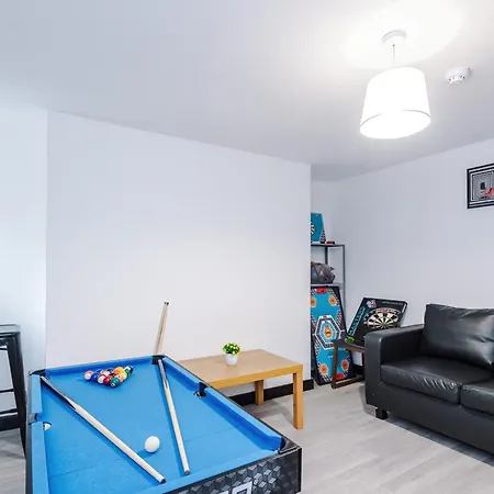 Будинок відпочинку Spacious 5 Bedroom House Near Centre Sleeps 12 Suits Contractors With Free Parking