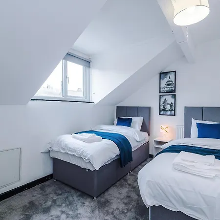 Spacious 5 Bedroom House Near Centre Sleeps 12 Suits Contractors With Free Parking