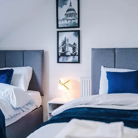 Будинок відпочинку Spacious 5 Bedroom House Near Centre Sleeps 12 Suits Contractors With Free Parking