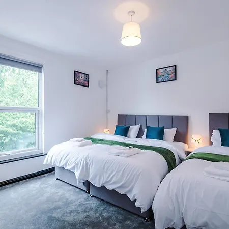 Будинок відпочинку Spacious 5 Bedroom House Near Centre Sleeps 12 Suits Contractors With Free Parking *