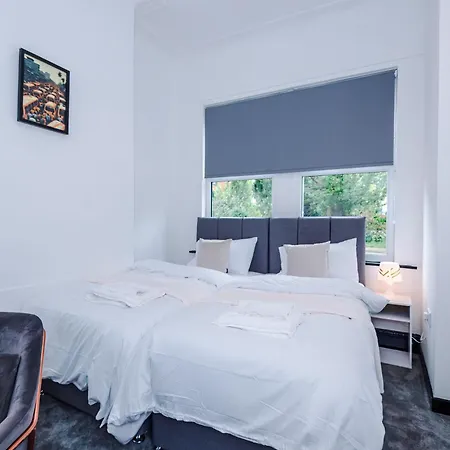 Будинок відпочинку Spacious 5 Bedroom House Near Centre Sleeps 12 Suits Contractors With Free Parking
