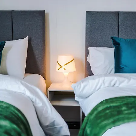 Spacious 5 Bedroom House Near Centre Sleeps 12 Suits Contractors With Free Parking Holiday home