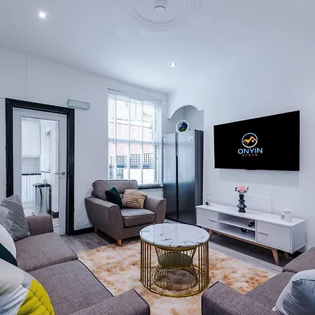Spacious 5 Bedroom House Near Centre Sleeps 12 Suits Contractors With Free Parking *