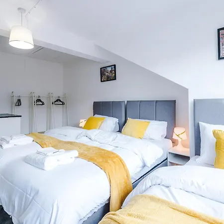 Nyaraló Spacious 5 Bedroom House Near Centre Sleeps 12 Suits Contractors With Free Parking *