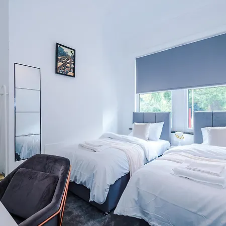 Spacious 5 Bedroom House Near Centre Sleeps 12 Suits Contractors With Free Parking Лідс