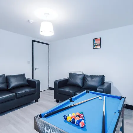 Spacious 5 Bedroom House Near Centre Sleeps 12 Suits Contractors With Free Parking * Leeds