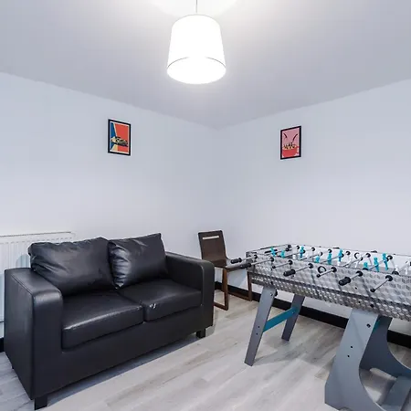 Spacious 5 Bedroom House Near Centre Sleeps 12 Suits Contractors With Free Parking Будинок відпочинку Лідс