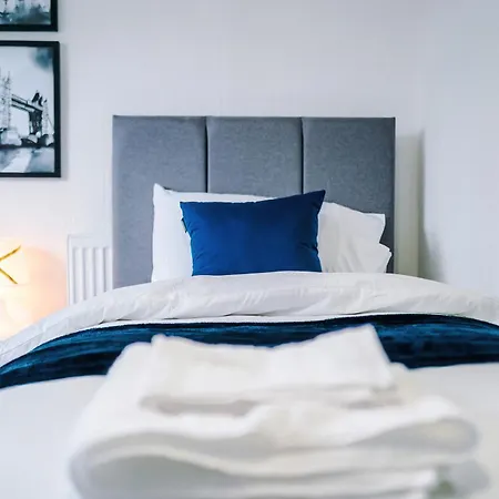 Spacious 5 Bedroom House Near Centre Sleeps 12 Suits Contractors With Free Parking Лідс