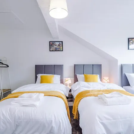 Spacious 5 Bedroom House Near Centre Sleeps 12 Suits Contractors With Free Parking Будинок відпочинку