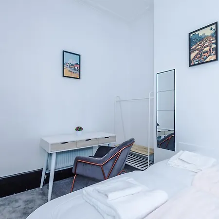 Spacious 5 Bedroom House Near Centre Sleeps 12 Suits Contractors With Free Parking *