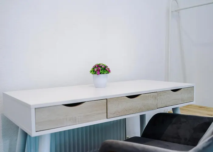 Spacious 5 Bedroom House Near Centre Sleeps 12 Suits Contractors With Free Parking Leeds (West Yorkshire)