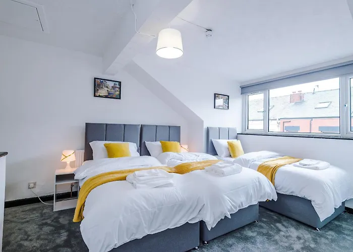 Spacious 5 Bedroom House Near Centre Sleeps 12 Suits Contractors With Free Parking *