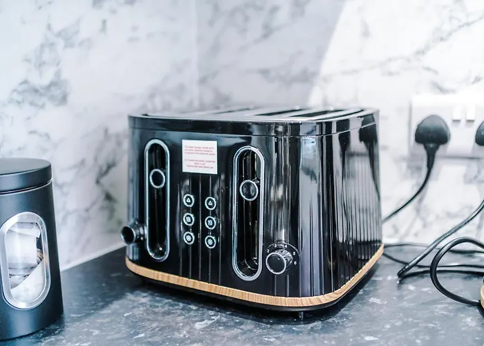 Spacious 5 Bedroom House Near Centre Sleeps 12 Suits Contractors With Free Parking Holiday home