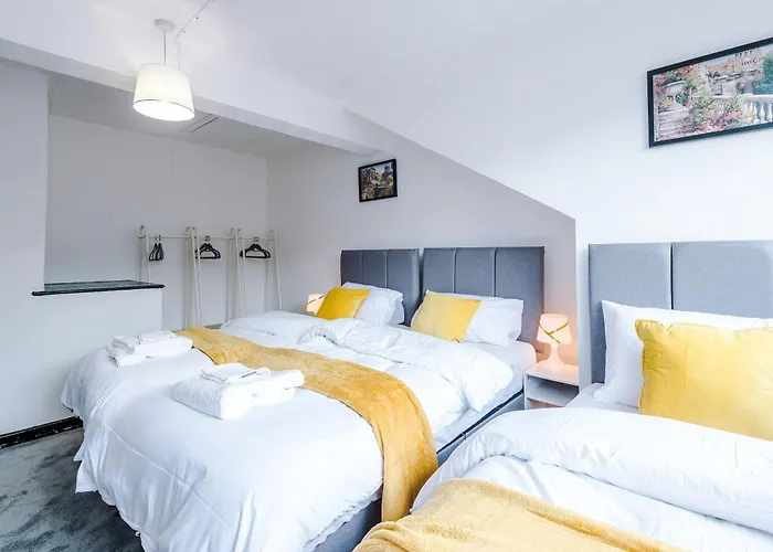 Holiday home Spacious 5 Bedroom House Near Centre Sleeps 12 Suits Contractors With Free Parking *