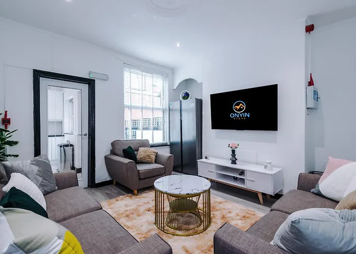 Holiday home Spacious 5 Bedroom House Near Centre Sleeps 12 Suits Contractors With Free Parking Leeds (West Yorkshire)