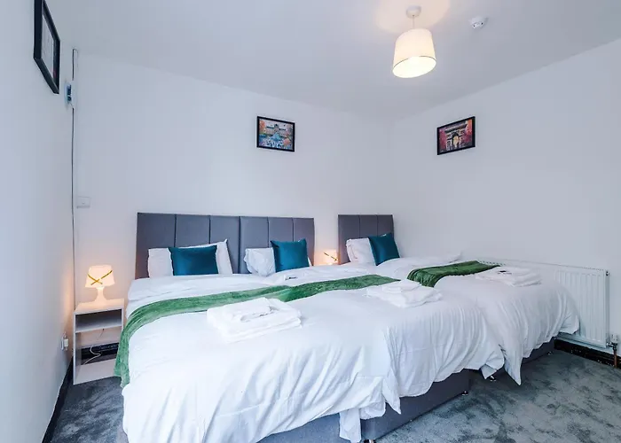 Spacious 5 Bedroom House Near Centre Sleeps 12 Suits Contractors With Free Parking *