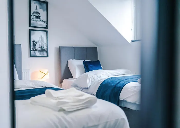 Spacious 5 Bedroom House Near Centre Sleeps 12 Suits Contractors With Free Parking Holiday home Leeds (West Yorkshire)