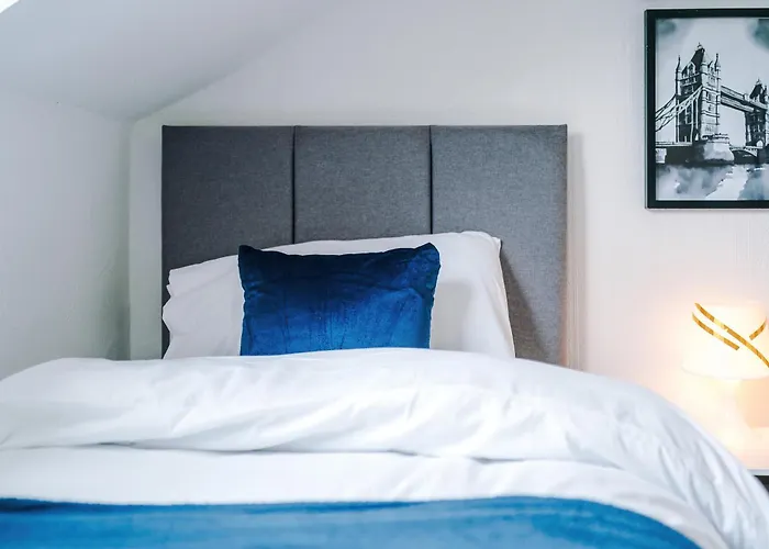 Holiday home Spacious 5 Bedroom House Near Centre Sleeps 12 Suits Contractors With Free Parking Leeds (West Yorkshire)