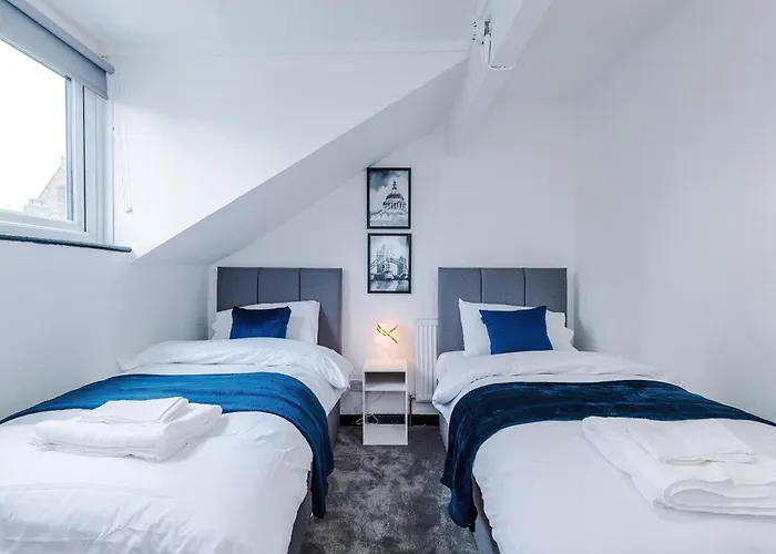 Spacious 5 Bedroom House Near Centre Sleeps 12 Suits Contractors With Free Parking *