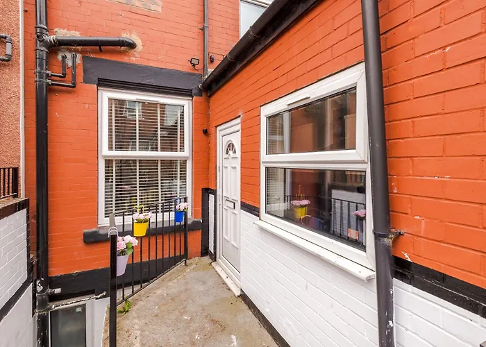 Spacious 5 Bedroom House Near Centre Sleeps 12 Suits Contractors With Free Parking *