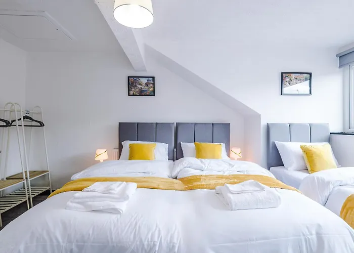 Holiday home Spacious 5 Bedroom House Near Centre Sleeps 12 Suits Contractors With Free Parking *