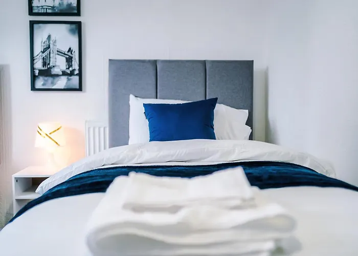 Spacious 5 Bedroom House Near Centre Sleeps 12 Suits Contractors With Free Parking Leeds (West Yorkshire)